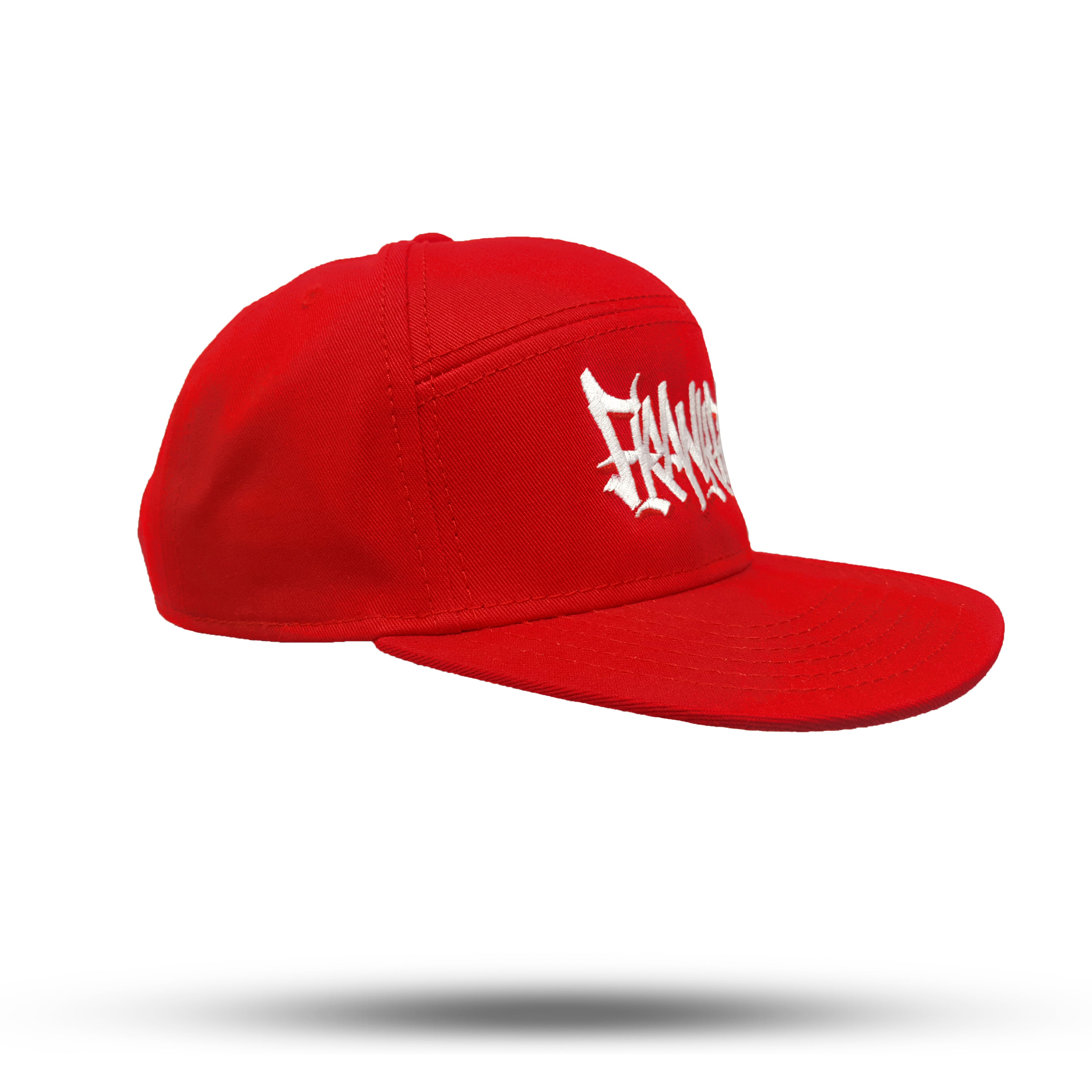 Schrägansicht Snapback Baseball Kappe in Rot mit Frankfurt Handstyle Logo