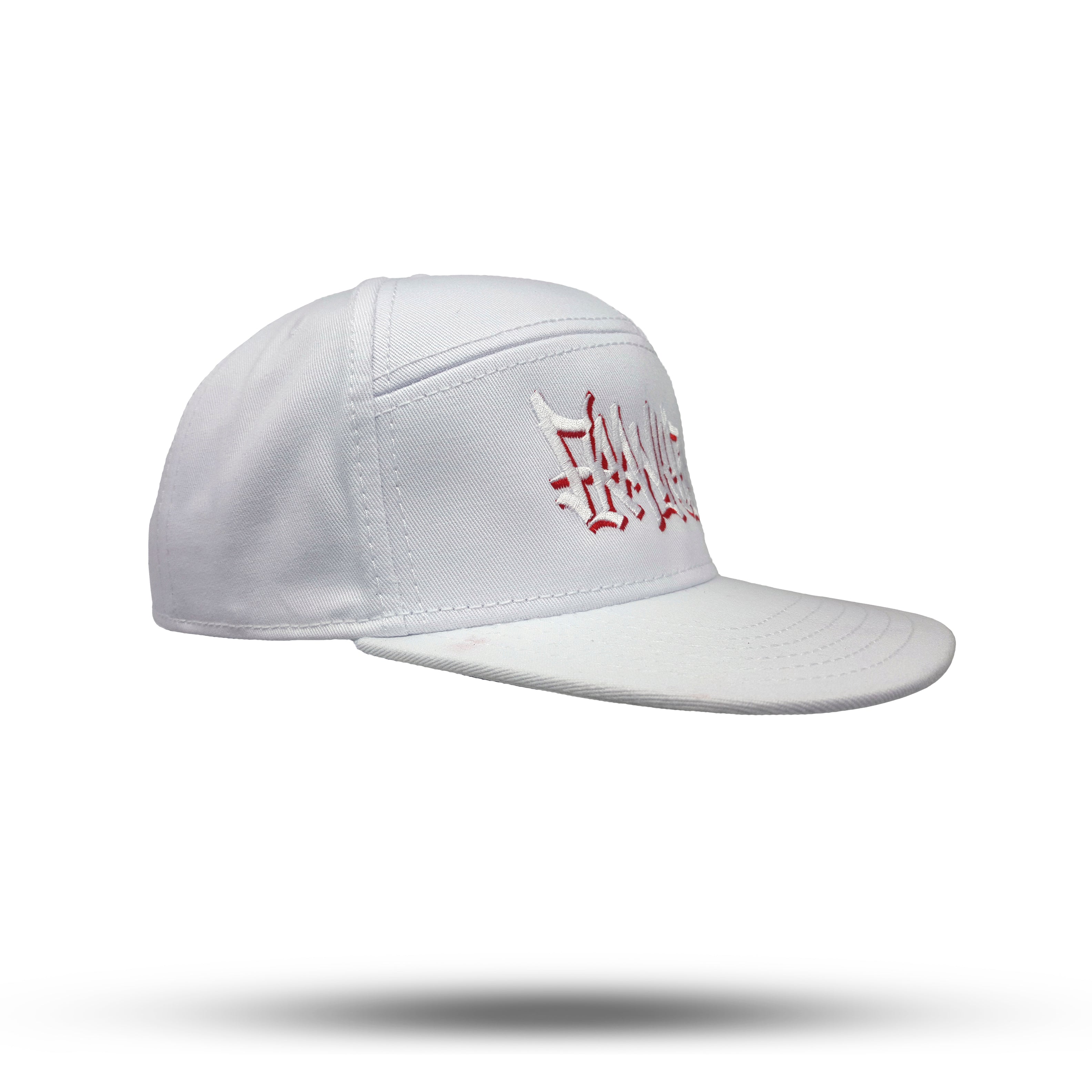 Schrägansicht Snapback Baseball Kappe in weiß mit Frankfurt Handstyle Logo