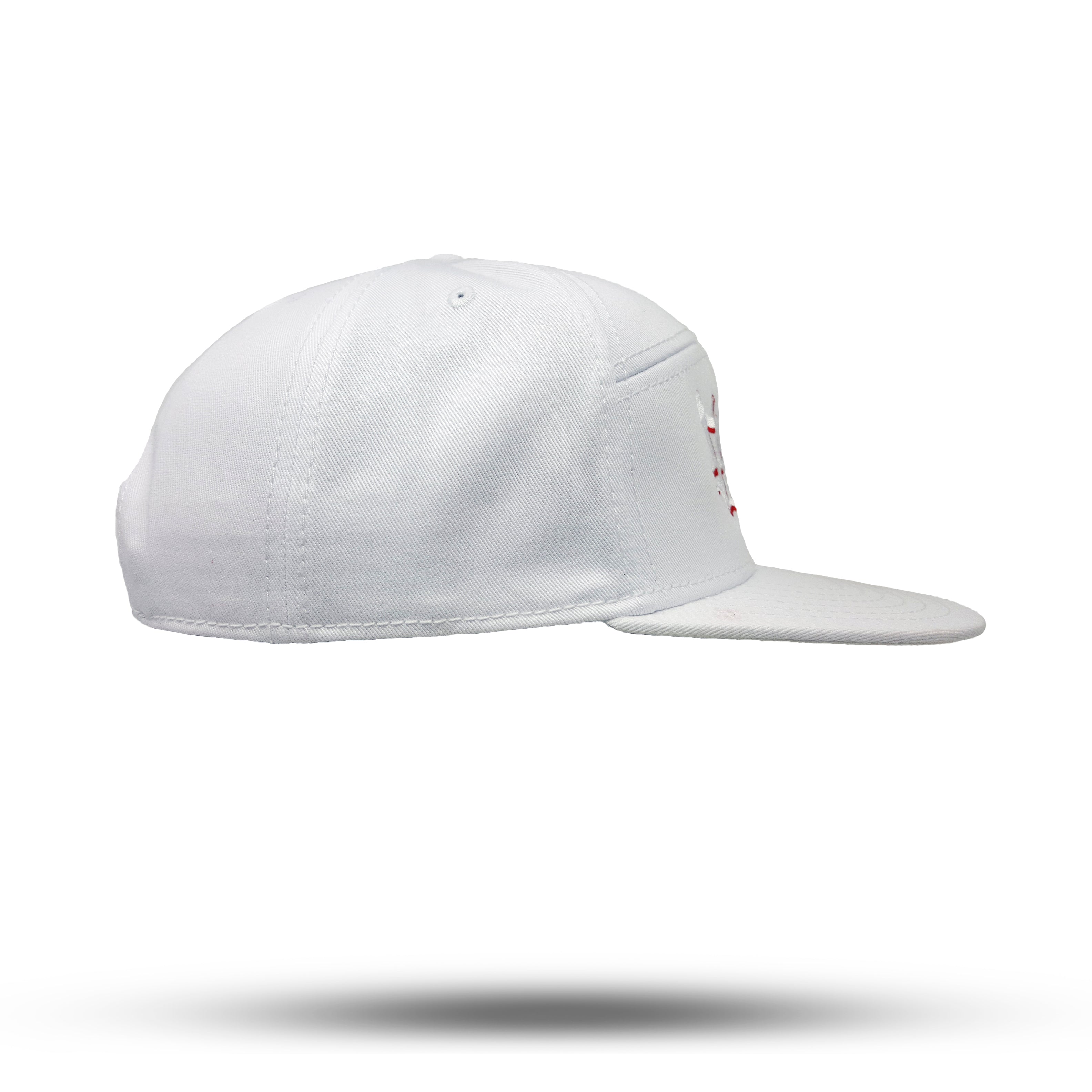 Seitenansicht Snapback Baseball Kappe in weiß mit Frankfurt Handstyle Logo