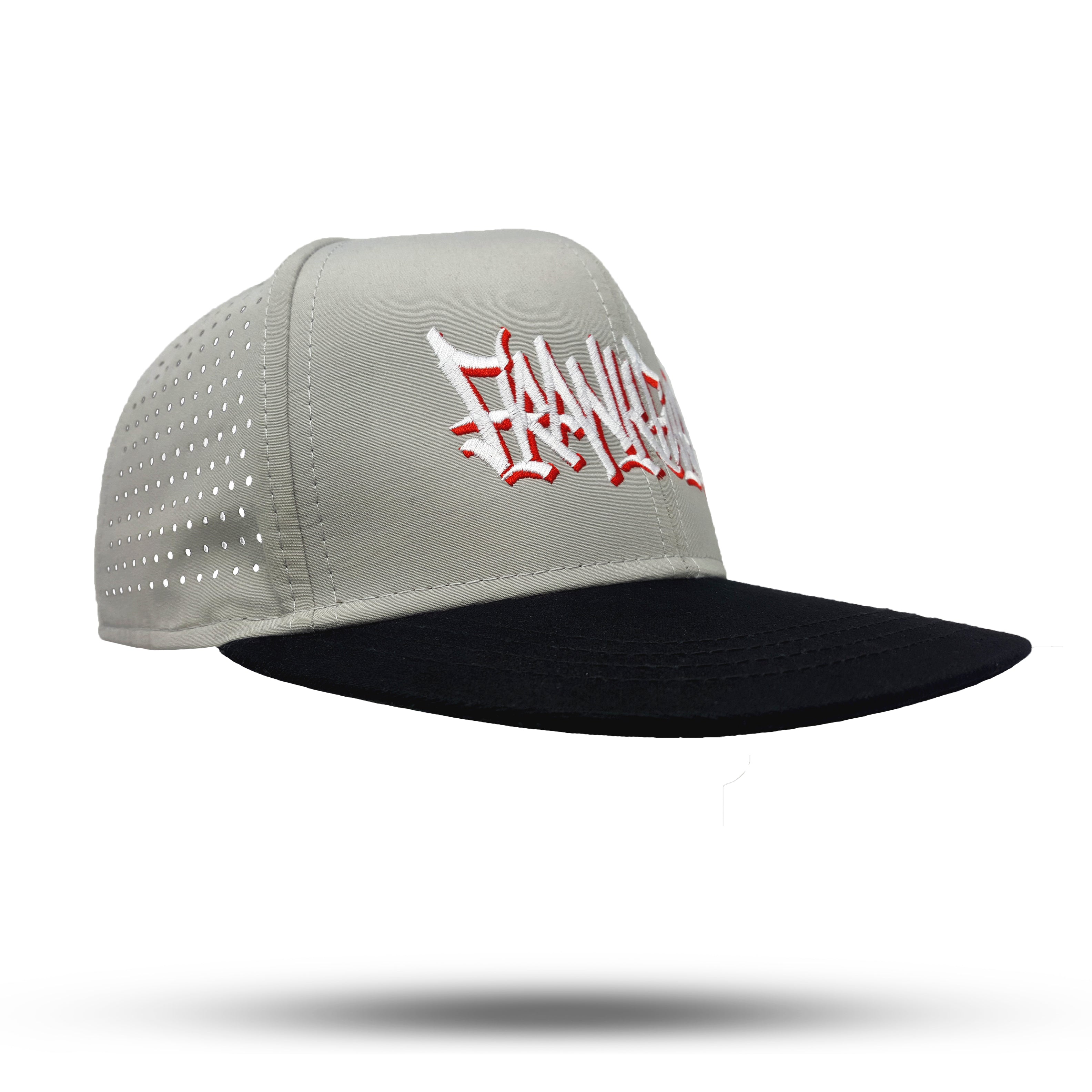 Schrägansicht Snapback Baseball Kappe in Beige und Schwarz mit Frankfurt Handstyle Logo