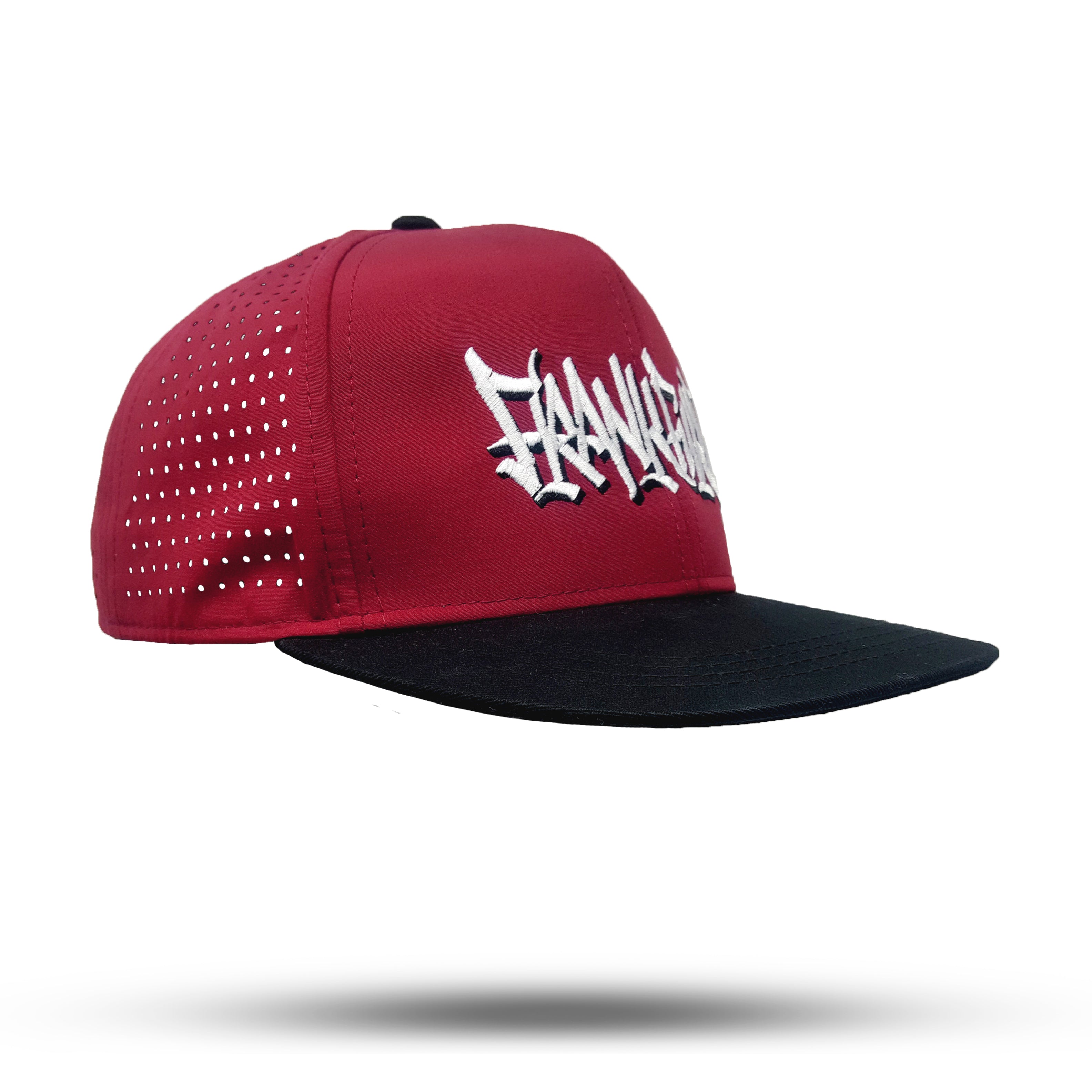 Schrägansicht Snapback Baseball Kappe in Bordeaux und Schwarz mit Frankfurt Handstyle Logo