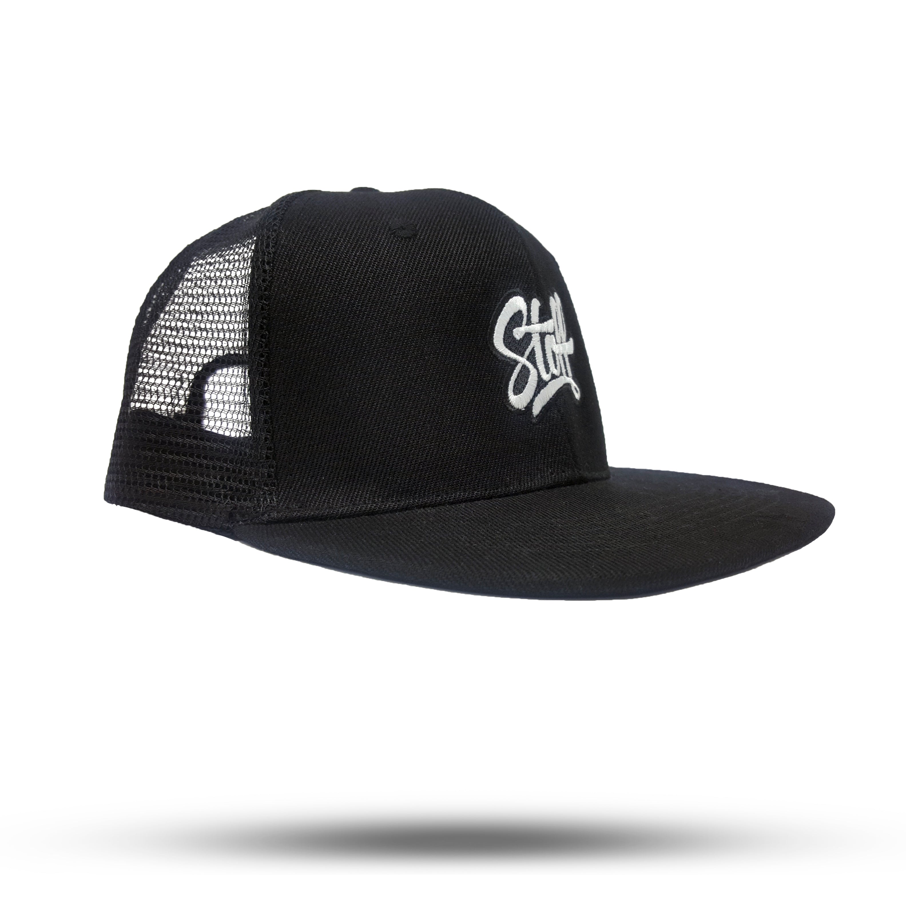 Schrägansicht Snapback Baseball Kappe mit Netz in Schwarz mit Stoff Logo