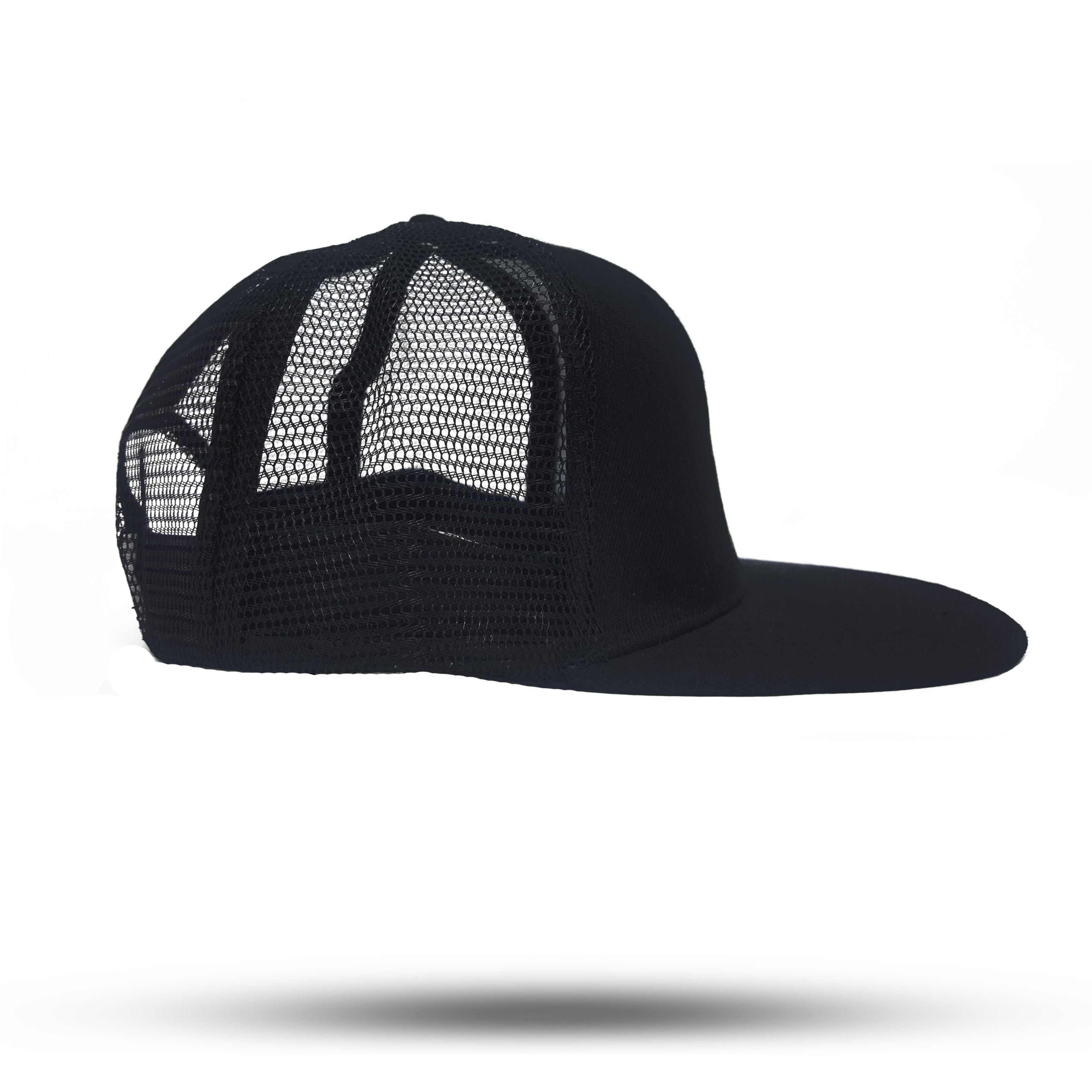 Seitenansicht Snapback Baseball Kappe mit Netz in Schwarz mit STOFF Logo