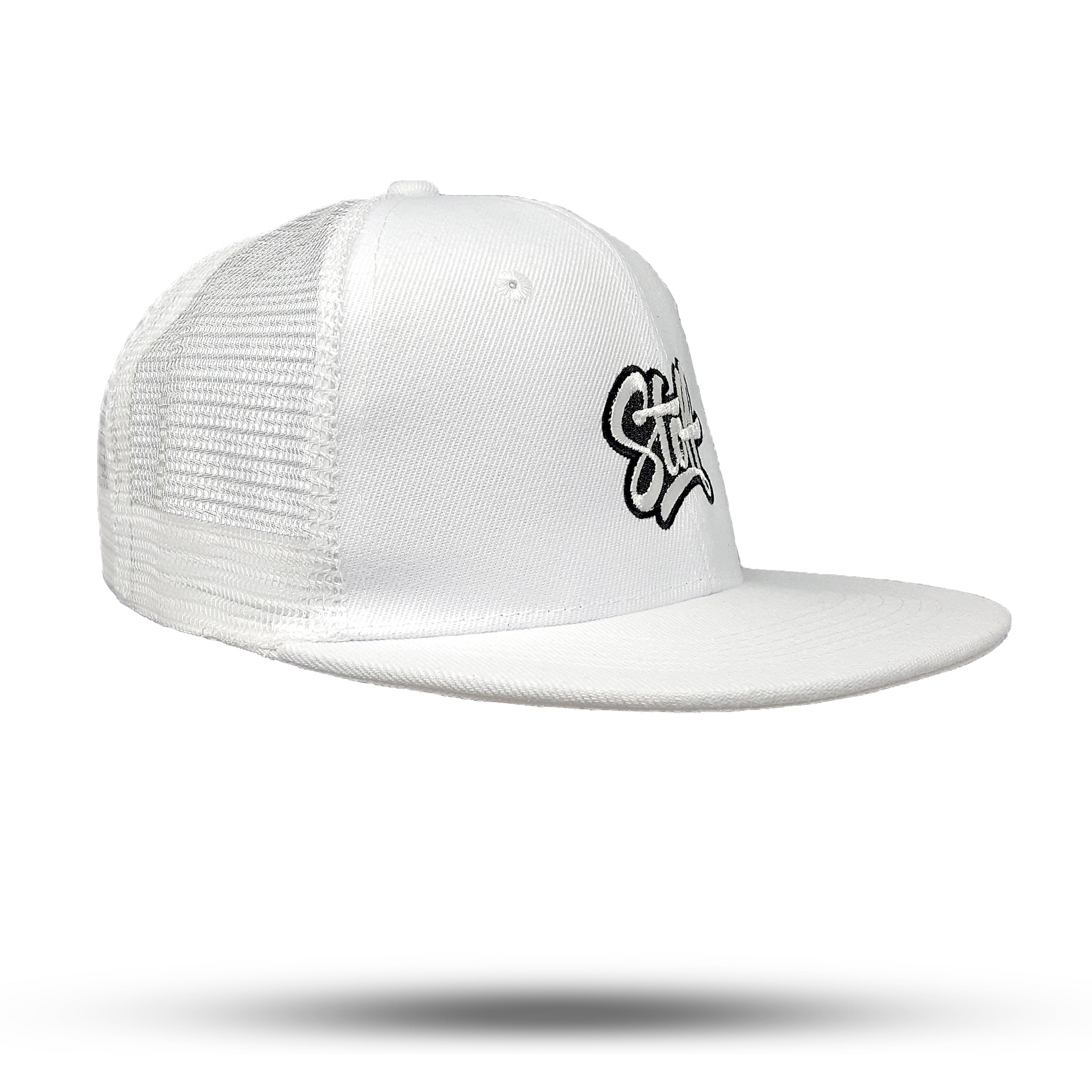Schrägansicht Snapback Baseball Kappe mit Netz in weiß mit STOFF Logo